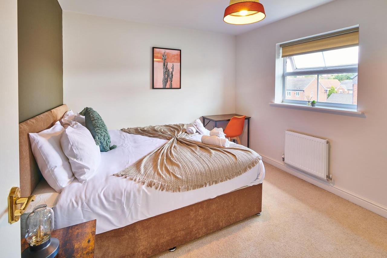 Holiday home 4 Spacious Bedrooms, En-suites, Private Driveway, For Contractors And Families Tamworth