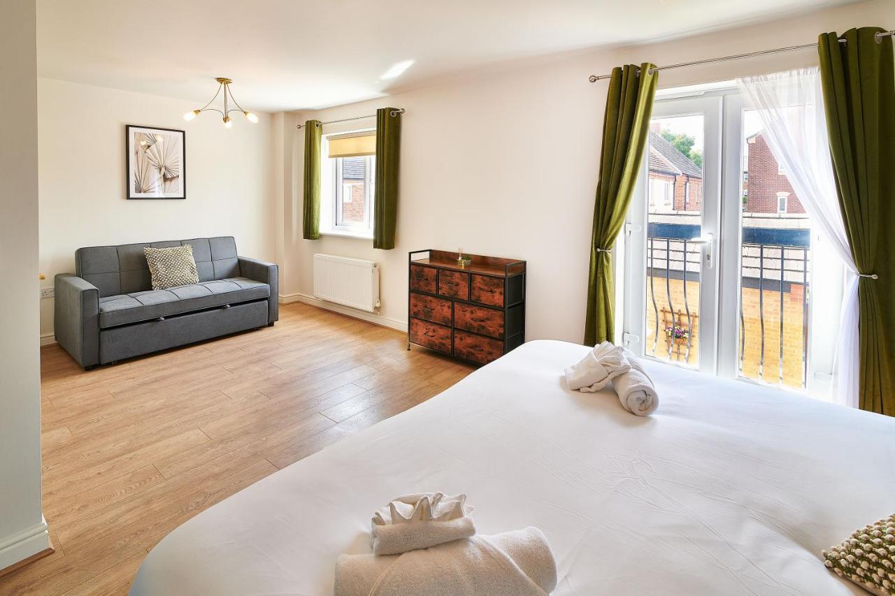 4 Spacious Bedrooms, En-suites, Private Driveway, For Contractors And Families * Tamworth
