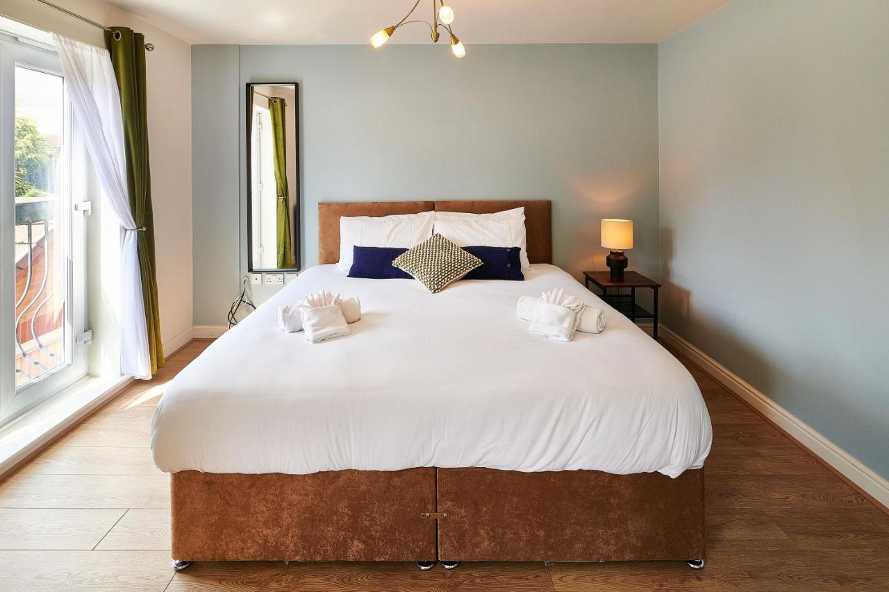 4 Spacious Bedrooms, En-suites, Private Driveway, For Contractors And Families Holiday home