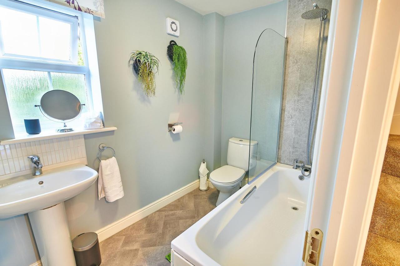 4 Spacious Bedrooms, En-suites, Private Driveway, For Contractors And Families *