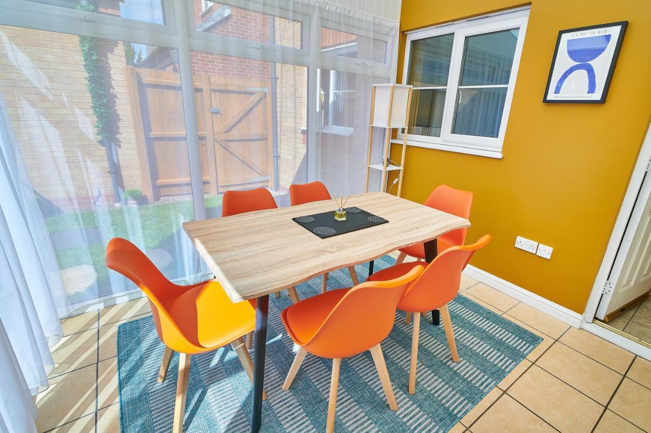 Holiday home 4 Spacious Bedrooms, En-suites, Private Driveway, For Contractors And Families *