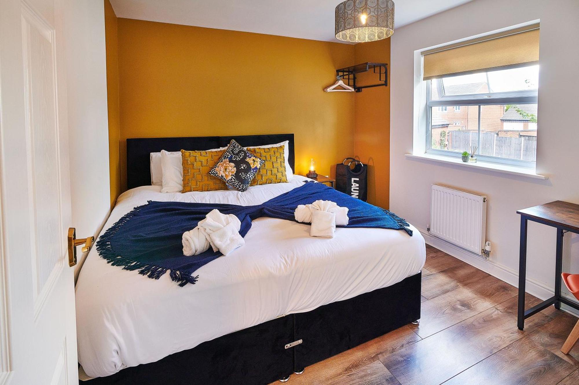 4 Spacious Bedrooms, En-suites, Private Driveway, For Contractors And Families Holiday home Tamworth