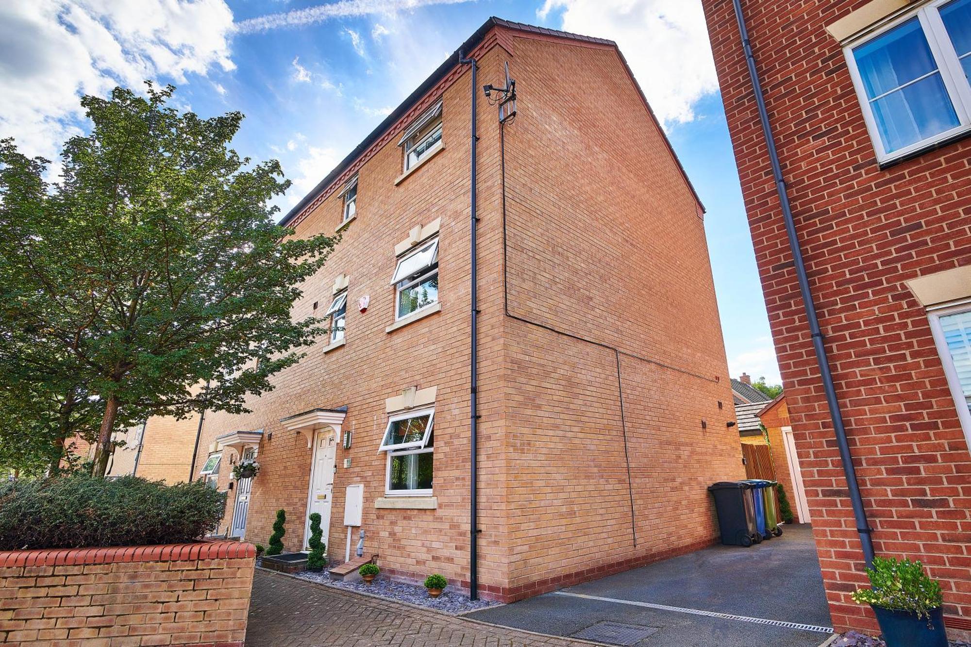 4 Spacious Bedrooms, En-suites, Private Driveway, For Contractors And Families Holiday home